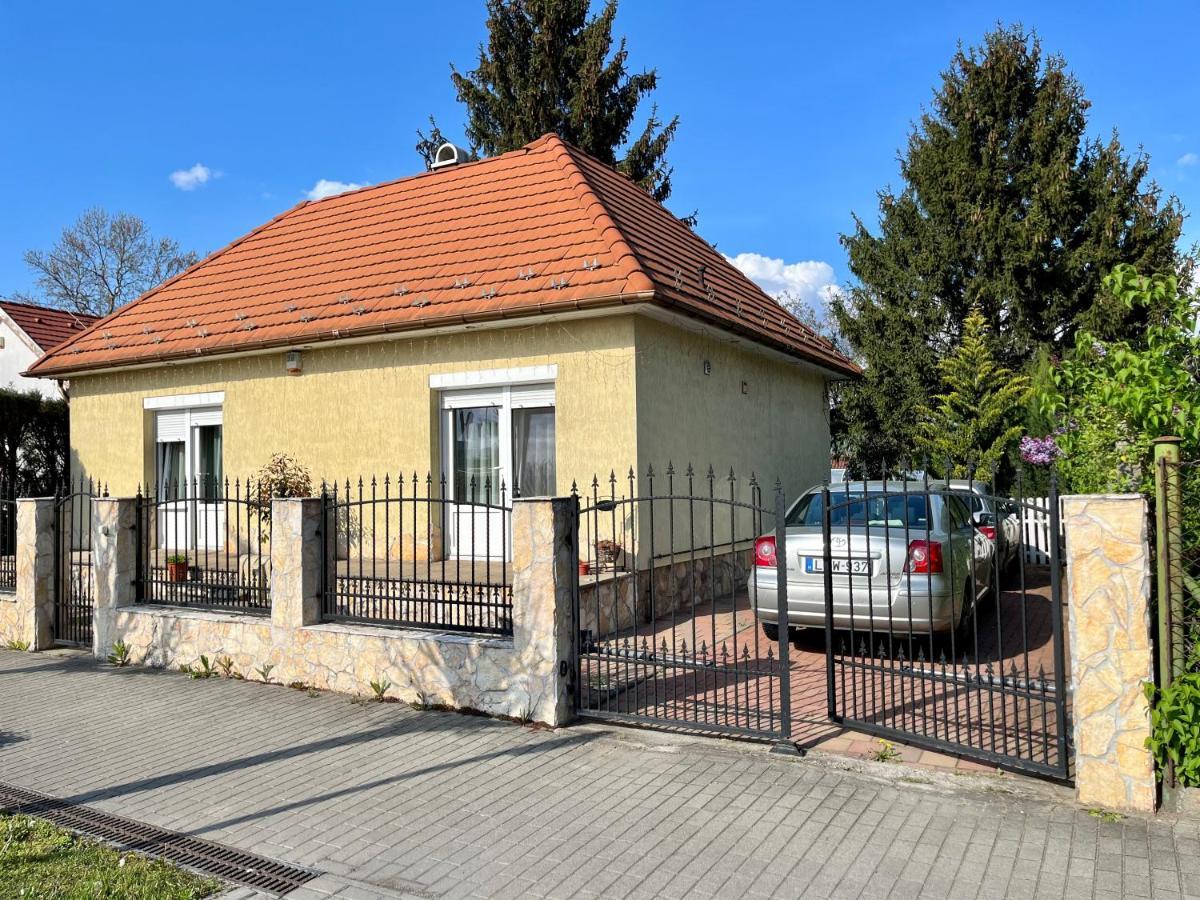 Budapest Airport Smiley House Gyál Εξωτερικό φωτογραφία